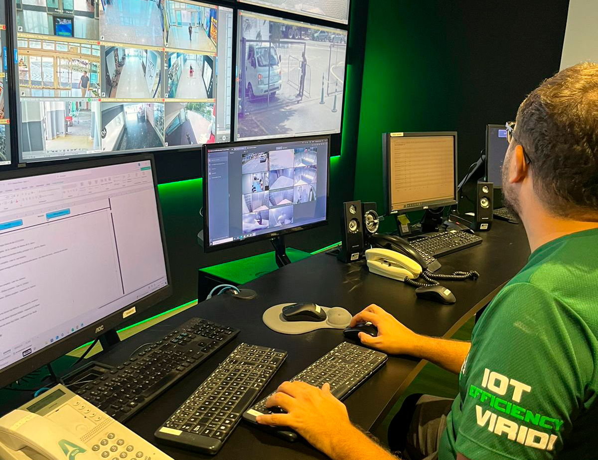 Operador Viridi acompanhando sistemas em tempo real na central