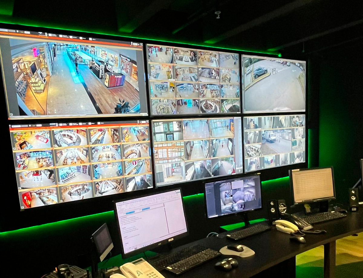 Central de monitoramento Viridi, com videowall exibindo câmeras de CFTV